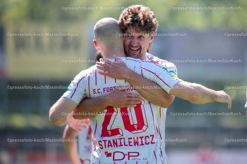 xSEFx25042601027 | 25.04.2026, xsefx, Fußball, RL West, Fortuna Köln - SC Wiedenbrück, 31. Spieltag, Südstadion, Saison 2025 2026: Torjubel von Enzo Wirtz (SC Fortuna Köln #09) und seine MItspieler DFB regulations prohibit any use of photographs as image sequences and or quasi-video. Photo: xSabinexEffgenxPressefotoKochx