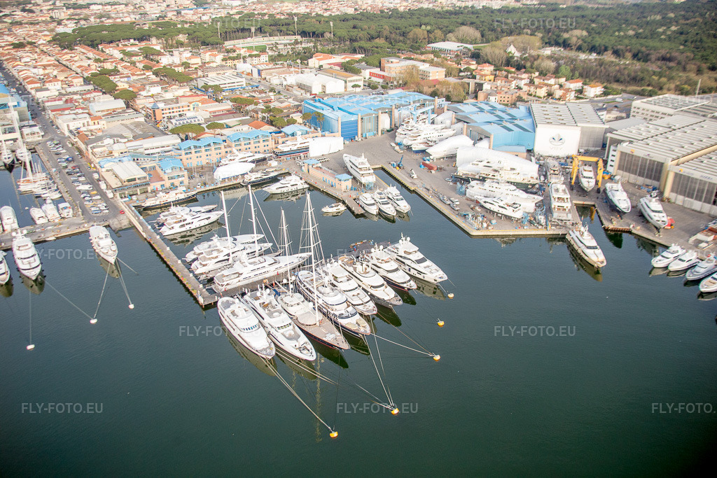 Vue aérienne: Site du chantier naval sur le rivage de la mer Ligure à Viareggio dans le département Lucca, Italie. Photo: IMG_087003.jpg prise le 03/04/2016 par Werner Riehm/FLY-FOTO.eu – Résolution de l'original: 5472 x 3648 px