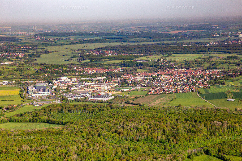 Luftbild: Ortsansicht von Südosten in Sarre-Union im Bundesland Bas-Rhin in Frankreich. Foto: IMG_140635.jpg vom 01.05.2024 durch Werner Riehm/FLY-FOTO.de