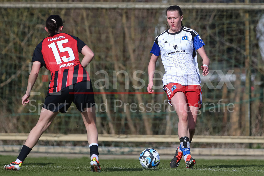 Fussball, 2. Frauen-Bundesliga, Hamburger SV - Eintracht Frankfurt II | v.li.: Mina Matijevic (Eintracht Frankfurt II, 15) und Larissa Mühlhaus (Hamburger SV, 7) am Ball, Einzelbild, Ganzkörper, Aktion, Action, Spielszene, DIE DFB-RICHTLINIEN UNTERSAGEN JEGLICHE NUTZUNG VON FOTOS ALS SEQUENZBILDER UND/ODER VIDEOÄHNLICHE FOTOSTRECKEN. DFB REGULATIONS PROHIBIT ANY USE OF PHOTOGRAPHS AS IMAGE SEQUENCES AND/OR QUASI-VIDEO.