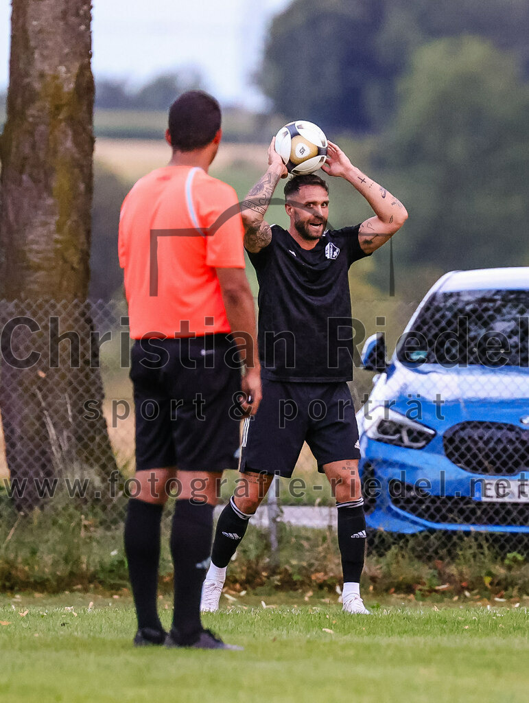 2023-07-25_046_SpVgg_Neuching_gegen_FC_Finsing | Neuching, Deutschland, 25.07.2023:
Fußball, A-Klasse 2023 / 2024, Toto Pokal, SpVgg Neuching gegen FC Finsing, Endergebnis: 2:4

Schiedsrichter Marius Baumann, Markus Rickhoff (FC Finsing, #7)

Foto: Christian Riedel / fotografie-riedel.net