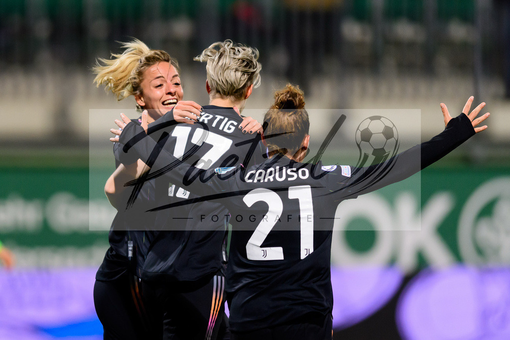 WOBJUV20211118_041 | Fussball, Frauen: . Spielerinnen von Juventus FC jubeln nach dem 0:1 bei dem Spiel der UEFA Women´s Champions League zwischen VfL Wolfsburg und Juventus Turin im AOK-Stadion am 18.11.2021 in Wolfsburg, Deutschland. - Realisiert mit Pictrs.com