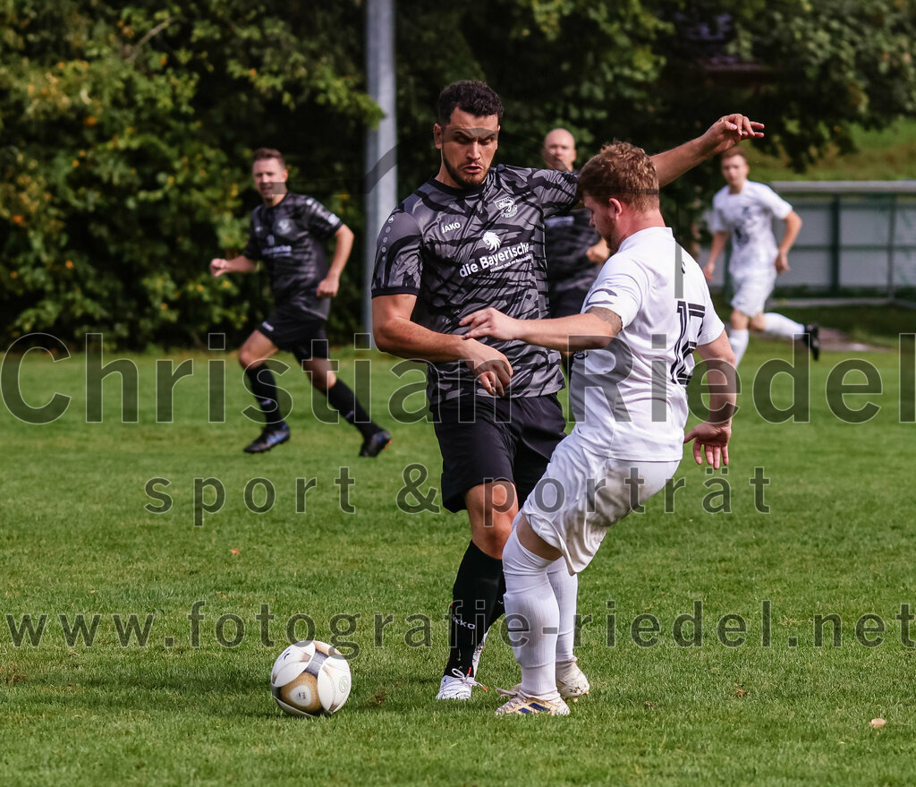 2023-08-27_026_TSV_Egmating_II_gegen_SG_Grasbrunn-Haar_II | Egmating, Deutschland, 27.08.2023:
Fußball, B-Klasse 2023 / 2024, 2. Spieltag, TSV Egmating II gegen (SG) Grasbrunn / Haar II, Endergebnis: 1:2

Mentor Palloshi (TSV Egmating, #15), Christian Fellner ((SG) Grasbrunn / Haar II, #18)

Foto: Christian Riedel / fotografie-riedel.net