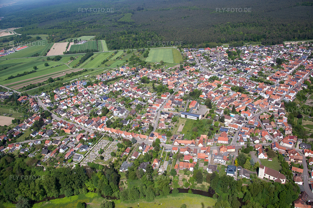 Luftbild: Dorfansicht in Berg im Bundesland Rheinland-Pfalz in Deutschland. Foto: IMG_078590.jpg vom 08.05.2015 durch Werner Riehm/FLY-FOTO.de