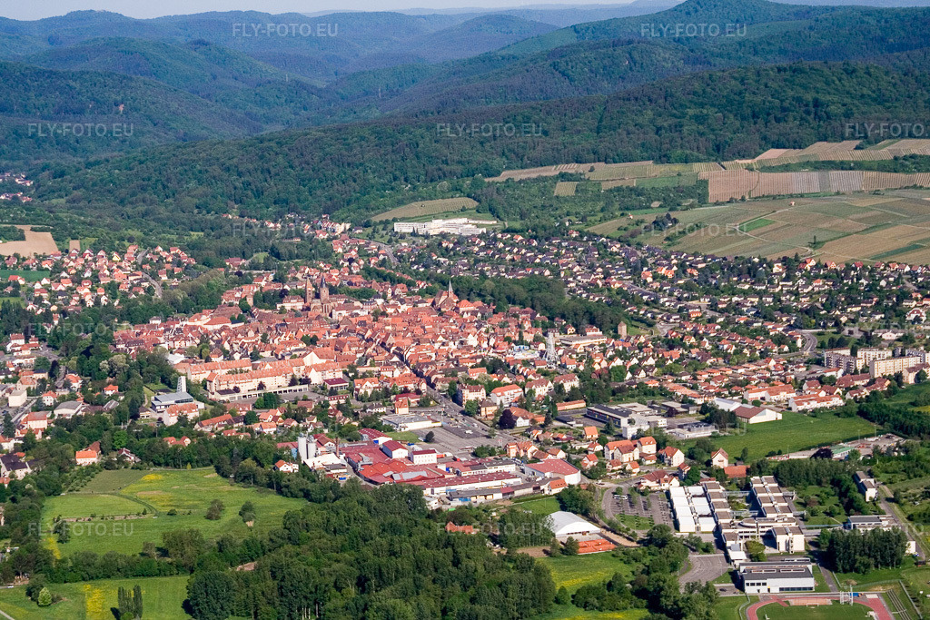 Vue aérienne: Altenstadt à Wissembourg dans le département Bas Rhin, France. Photo: IMG_10787.jpg prise le 12/05/2008 par Werner Riehm/FLY-FOTO.eu – Résolution de l'original: 3456 x 2304 px