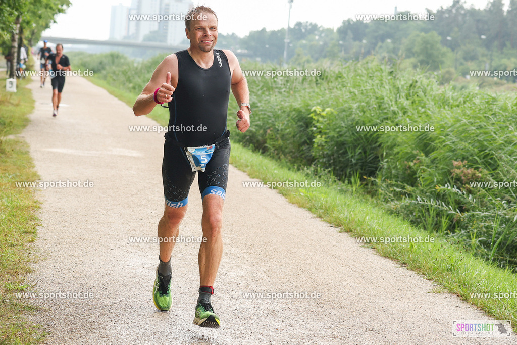 LUR_1533 | 34. M-net Erlanger Triathlon 2025 #erlangertriathlon  #mnettriathlon2025 #mnettriathlon #team #olympischedistanz #mitteldistanz #triathlon #maindonaukanal  #erlangertriathlon2025 #yourpictrs #tv1848 #tv1848erlangen  #triathlonbayern #sportinerlangen #demsportverbunden #sportshot_your_pictrs Copyright: www.sportshot.de