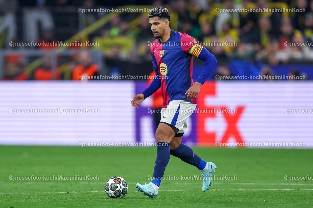 UCL1504251167 | 15.04.2025, Fußball, UEFA Champions League, Borussia Dortmund - FC Barcelona, BVB Stadion, Viertelfinale, Saison 2024 2025: Ronald Araujo (FC Barcelona #04) Regulations prohibit any use of photographs as image sequences and or quasi-video.