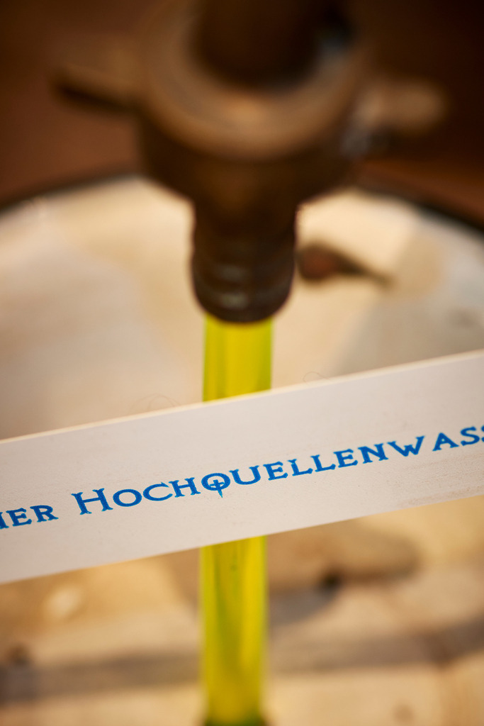 Wiener Schneekugelmanufaktur | Wien, Austria - July 19, 2017: Hochquellwasser; Zutaten für Schneekugel. - Realisiert mit Pictrs.com