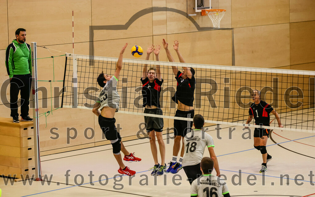 2021-11-27_125_TuS_Oberding_II_gegen_MTV_1881_Ingolstadt_III | Oberding, Deutschland, 27.11.2021:
Volleyball, Kreisliga 2021 / 2022, 5. Spieltag, TuS Oberding II gegen MTV 1881 Ingolstadt III, Endergebnis: 3:2

Karl Scholz (TuS Oberding, #3), Corbinian Prell (TuS Oberding, #5), Andreas Ruß (TuS Oberding, #1)

Foto: Christian Riedel / fotografie-riedel.net