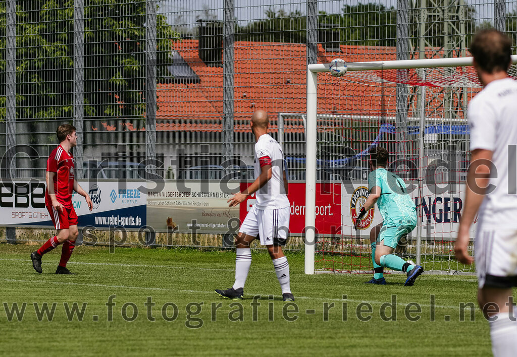 2023-07-08_036_FC_Finsing_gegen_SG_Markt_Schwaben | Finsing, Deutschland, 08.07.2023:
Fußball, Kreisliga 2023 / 2024, Testspiel, FC Finsing gegen SG Markt Schwaben, Endergebnis: 7:0

Fabian Kövener (FC Finsing, #12), Jannis Giannantonio-Tillmann (SG Markt Schwaben, #2), Torwart Alexander Wasser (SG Markt Schwaben, #1)

Foto: Christian Riedel / fotografie-riedel.net