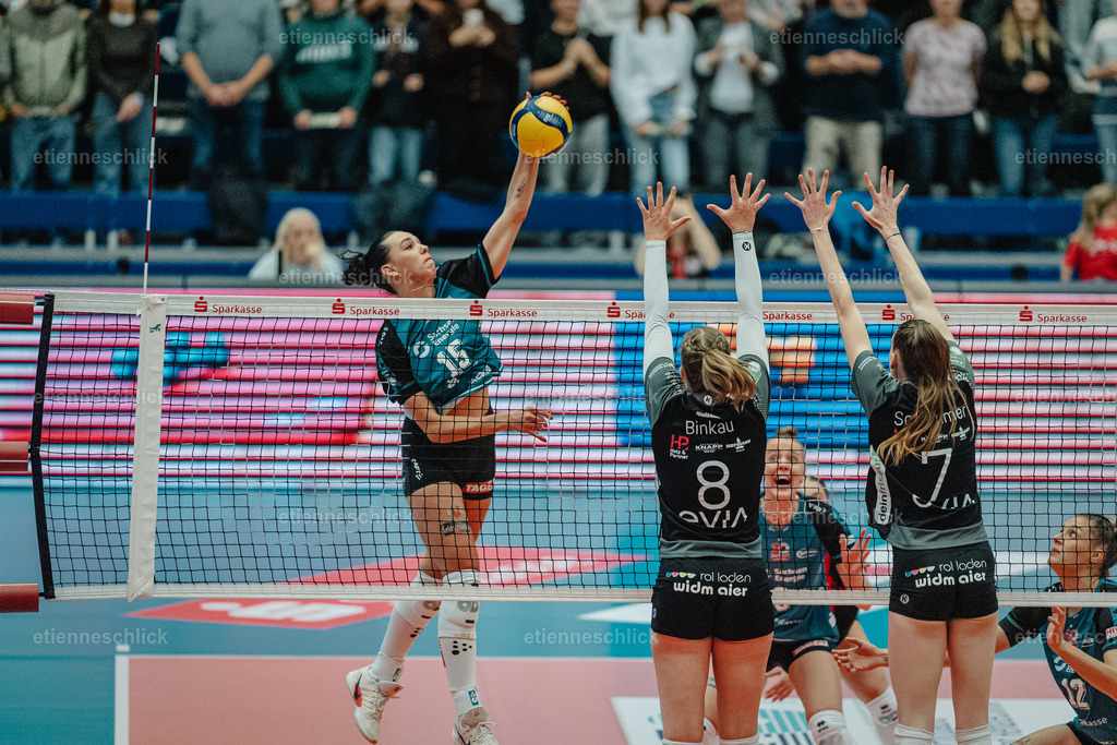 Dresdner SC - Binder Blaubären TSV Flacht, DEKRA 1. Bundesliga Frauen, Volleyball | Im Bild: Angriff durch Maia Dvoracek (15, Dresdner SC)24.10.2026, Dresdner SC -  Binder Blaubären TSV Flacht, DEKRA 1. Bundesliga Frauen, Volleyball, Deutschland, Dresden, Cyberport Arena