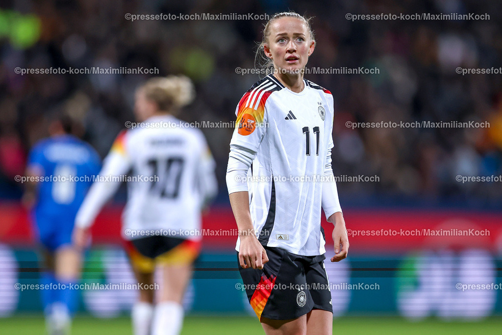 DFB02122401086 | 02.12.2024, Fußball Länderspiel Frauen, Deutschland - Italien, Vonovia-Ruhrstadion Bochum, Saison 2024 2025: Lea Schüller (GER #11) steht enttäuscht auf dem SpielfeldDFB regulations prohibit any use of photographs as image sequences and or quasi-video.