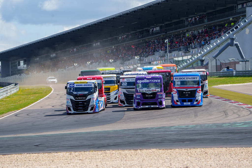 A7408042 | 14.07.2024 Goodyear FIA European Truck Racing Championship (ETRC) NürburgringBild: Start  des dritten Rennen der ETRC am Nürburgring. Kampf um die Erste kurve zwischen #2 Jochen Hahn,#3 Sascha Lenz und #38 JOSÉ EDUARDO RODRIGUE - Realisiert mit Pictrs.com
