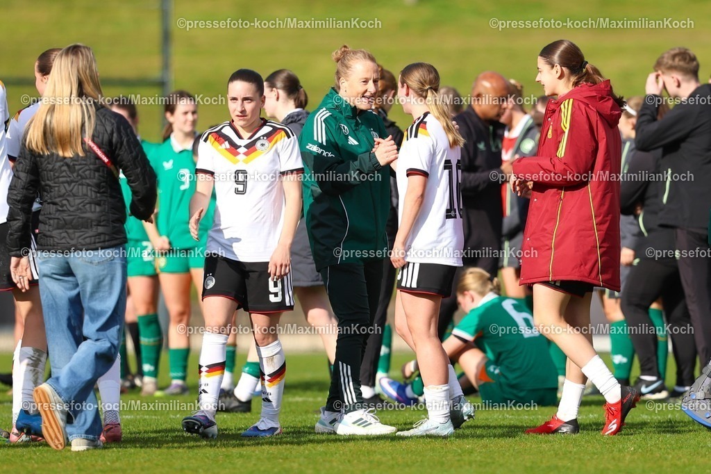 xKWIx10042601104 | 2026.04.10, xkwix, Fußball, UEFA Women's UNDER 19 Championship qualification, Republic of Ireland - Germany, Uhlenkrugstadion, Runde 2 1.Spieltag, Saison 2025 / 2026: Spieler klatschen ab nach Abpfiff DFB regulations prohibit any use of photographs as image sequences and or quasi-video. Photo: xKamilxWilkowskixPressefotoKochx