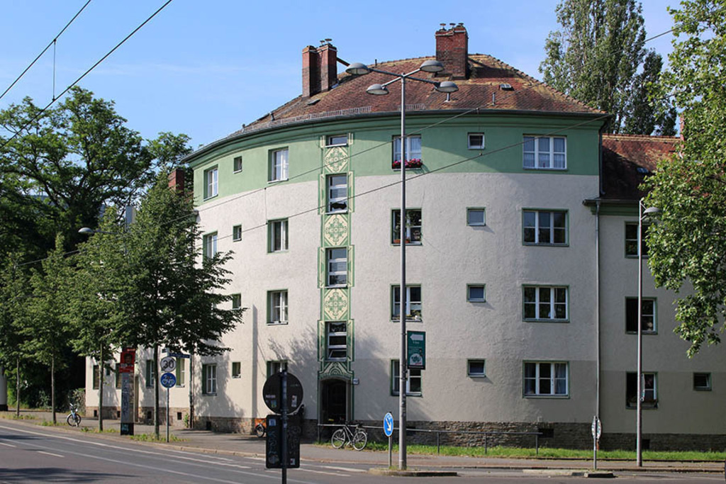 Connewitz - Wohnanlage Bornaische Straße 112 | Entdecke über 20 Kategorien Leipzig-Motive: Foto-Downloads, hochwertige Poster, Leinwand- & Fine-Art-Prints. Jetzt Lieblingsfoto im Bildlexikon Leipzig Shop bestellen!
