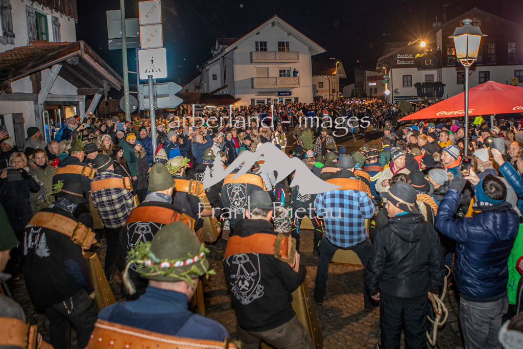 OE7A3698 | ab 21 Uhr, gemeinsames Läuen auf und um die Kuhbrücke (Kejbruck), schon lange warten tausende auf das Eintreffen der Gruppen, es gibt kaum ein durchkommen