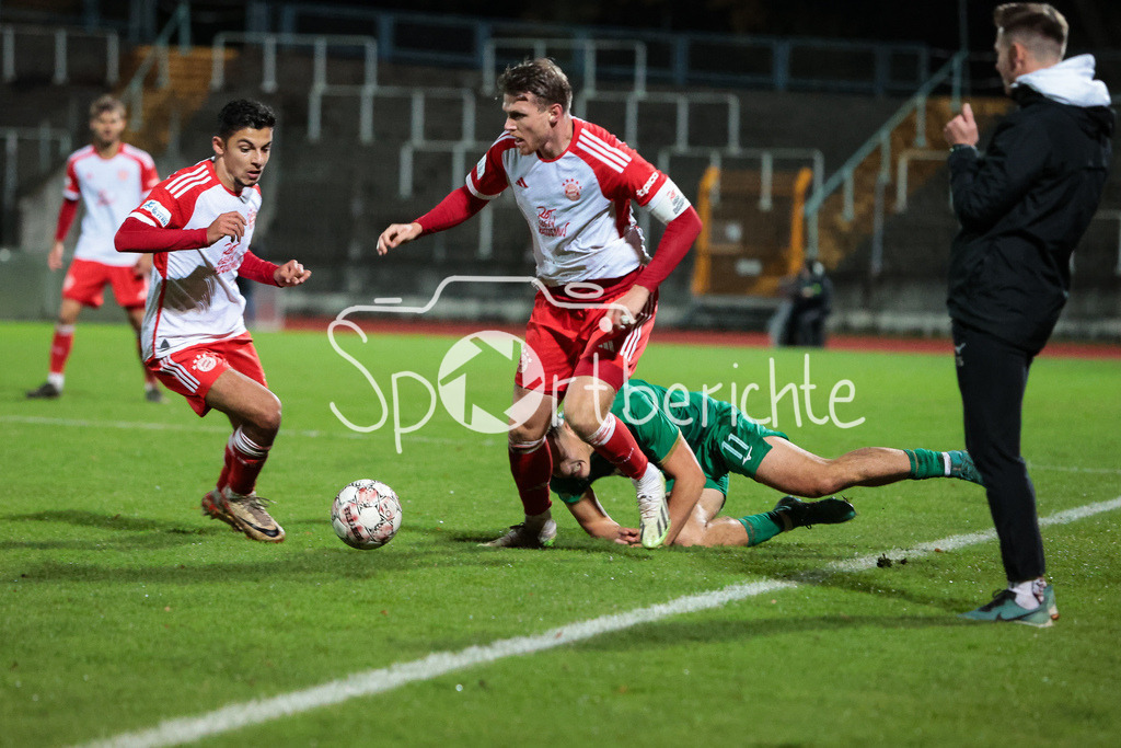 FC Augsburg II - FC Bayern Amateure | Steve BREITKREUZ (FCB #26) im Duell mit Alem JAPAUR (FCA #11) / Zweikampf