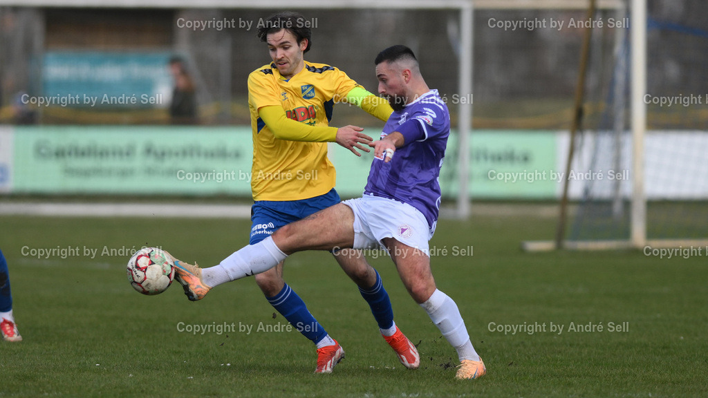VfR Neumünster vs SV Todesfelde | Rafael Krause (VfR #21) vs Maximilian Musci (Todesfelde #21) / Fußball-Oberliga Männer 2025/2026 / VfR Neumünster vs SV Todesfelde / VfR Stadion / Neumünster / 15.03.26 - Realisiert mit Pictrs.com