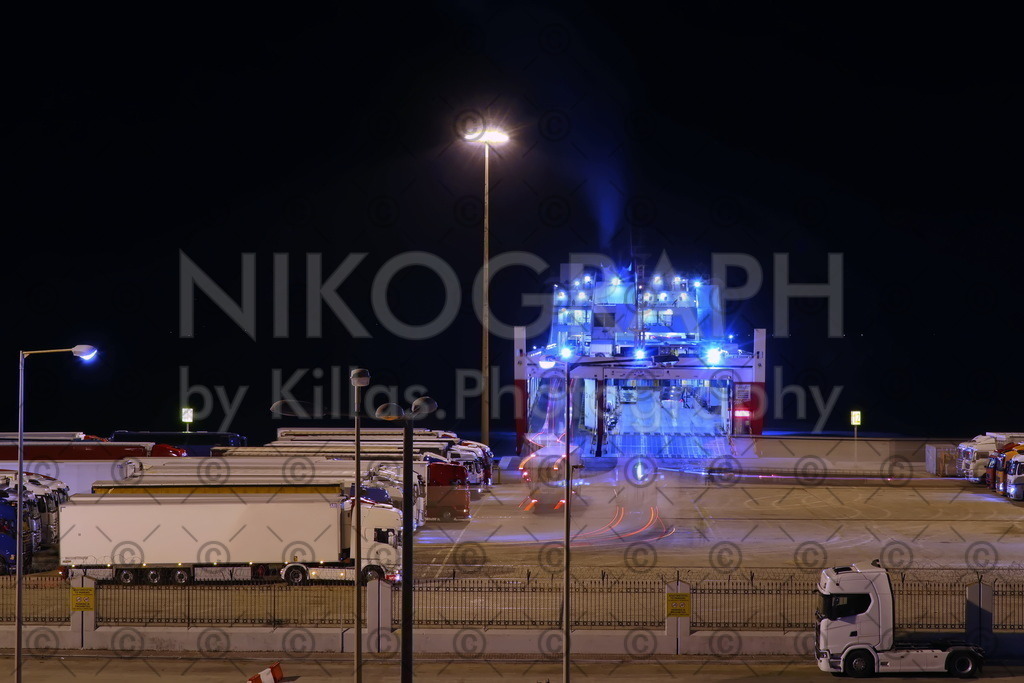 Fährhafen Igoumenitsa | Eine Fähre wird am Fährhafen von Igoumenitsa beladen.