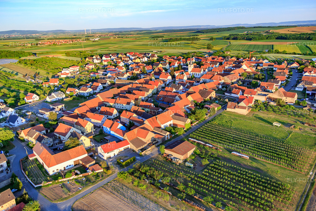 Luftbild: Lindenstr im Ortsteil Lindach in Kolitzheim im Bundesland Bayern in Deutschland. Foto: IMG_079190.jpg vom 15.05.2015 durch Werner Riehm/FLY-FOTO.de