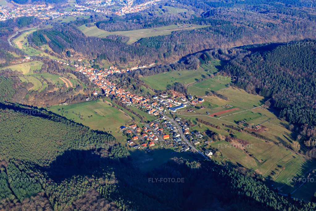 Luftbild: Dorfübersicht aus Südwesten in Rumbach im Bundesland Rheinland-Pfalz in Deutschland. Foto: IMG_086735.jpg vom 26.03.2016 durch Werner Riehm/FLY-FOTO.de
