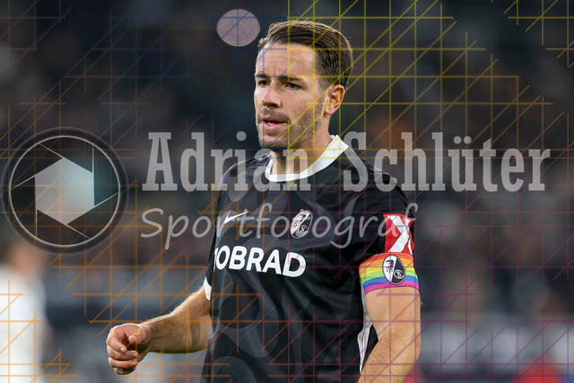Borussia Mönchengladbach vs SC Freiburg - Bundesliga  | Mönchengladbach, Deutschland, 05.10.25:   Matthias Ginter (SC Freiburg) schaut waehrend des Spiels der Bundesliga zwischen Borussia Mönchengladbach vs SC Freiburg im Stadion im Borussia Park(Foto von Brauer-Fotoagentur / Adrian Schlueter)
