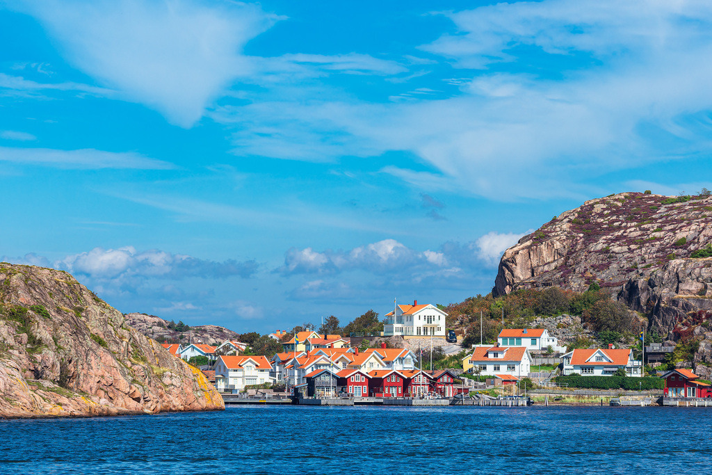 Blick auf Häuser der Stadt Fjällbacka in Shweden | Blick auf Häuser der Stadt Fjällbacka in Shweden.