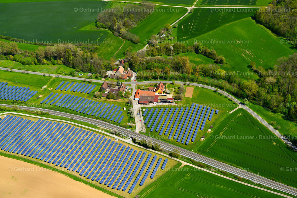 3600837 | WINKELHOF 04.05.2016 Gehöft und Bauernhof- Nebengebäude am Rand von landwirtschaftlich genutzten Feldern  in Winkelhof im Bundesland Bayern, Deutschland // Homestead and farm outbuildings on the edge of agricultural fields  in Winkelhof in the state Bavaria, Germany Foto: Gerhard Launer