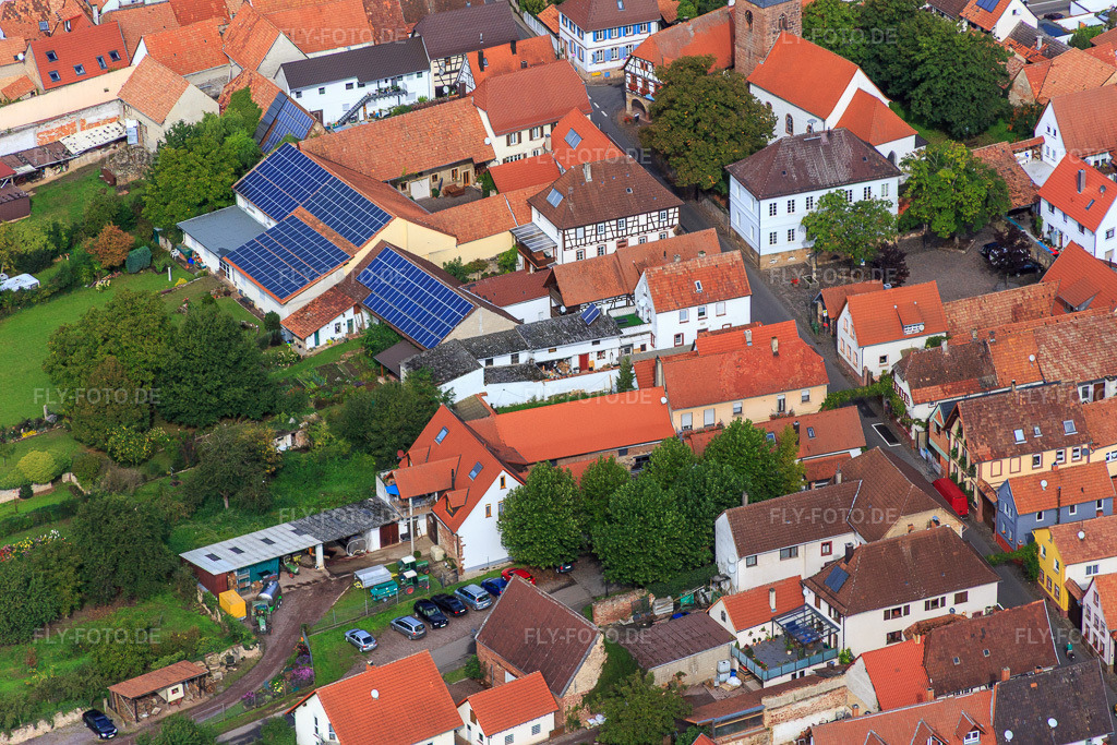 Luftbild: Hauptstraße von Südosten im Ortsteil Heuchelheim in Heuchelheim-Klingen im Bundesland Rheinland-Pfalz in Deutschland. Foto: IMG_072652.jpg vom 19.09.2014 durch Werner Riehm/FLY-FOTO.deAuflösung des Originals: 5472 x 3648 px