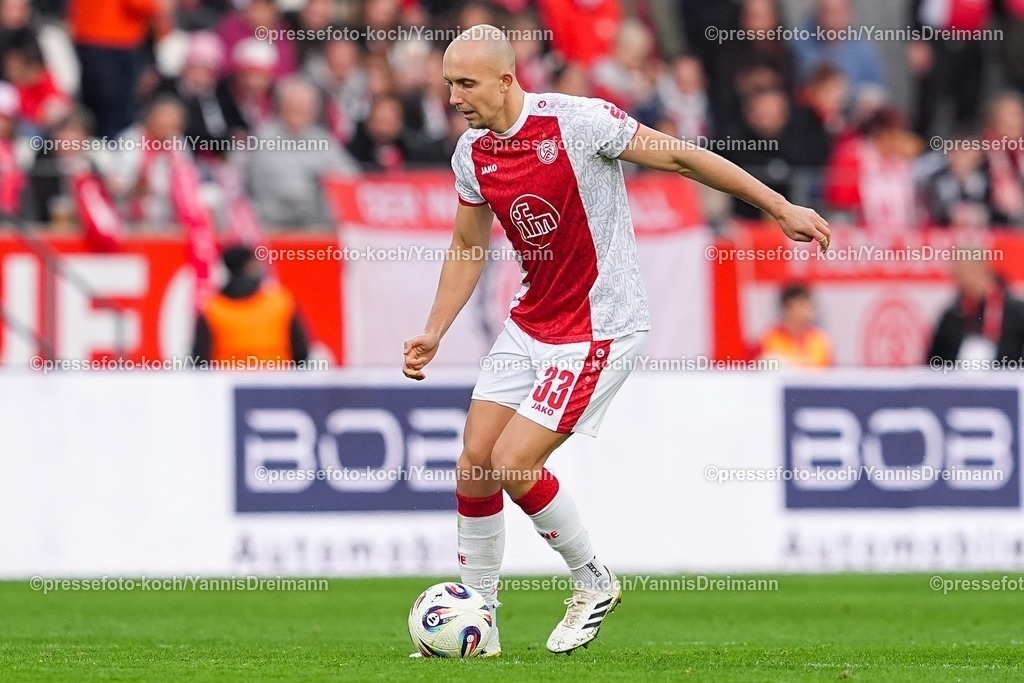 xYDRx18102501204 | 18.10.2025, xydrx, Fußball, 3.Liga, Rot-Weiss Essen - FC Viktoria Köln, Saison 2025 2026, Stadion an der Hafenstraße: Tobias Kraulich (Rot-Weiss Essen #33)   DFB regulations prohibit any use of photographs as image sequences and or quasi-video.