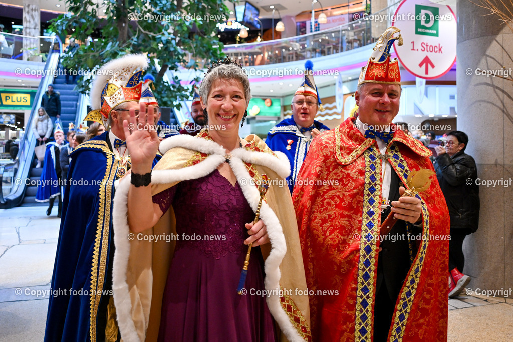 Faschingsumzug Bad Haller Carnevalclub_ 13.01.2024-8 | 13.01.2024, Linz, AUT, Lentia City, im Bild Faschingsumzug Bad Haller Carnevalclub, Fasching, Musik, Prinzenpaar