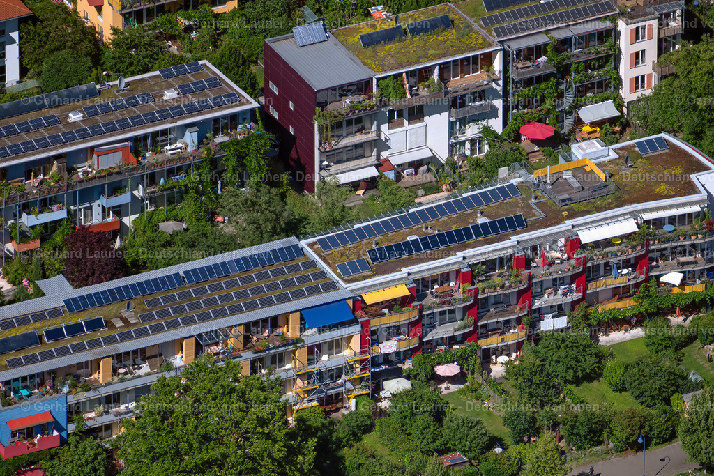 4033609 | FREIBURG IM BREISGAU 30.06.2020 Gebäude eines Mehrfamilien- Wohnhauses mit begrüntem Dach und Photivoltaikanlage an der Georg-Elser-Straße in Freiburg im Breisgau im Bundesland Baden-Württemberg, Deutschland. // Building of a multi-family residential building with begruentem Dach and Photivoltaikanlage on street Georg-Elser-Strasse in Freiburg im Breisgau in the state Baden-Wuerttemberg, Germany. Foto: Gerhard Launer