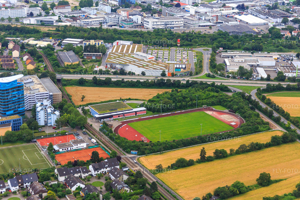 Luftbild: Sportzentrum West des Turn- und Sportverein 1887 Heidelberg – Wieblingen e.V. mit Boxclub PKT Heidelberg neben dem Hochschule SRH im Ortsteil Wieblingen in Heidelberg im Bundesland Baden-Württemberg in Deutschland.Foto: IMG_090791.jpg vom 04.07.2016 durch Werner Riehm/FLY-FOTO.deAuflösung des Originals: 5472 x 3648 pxTSV 1887 HD - Wieblingen e.V. - Basketball, Badminton, Handball, Fußball, Leichtathletik, Tennis, Tischtennis, Turnen/Fitness und VolleyballWird geladenSRH University | Dein Ziel. Dein Studium.