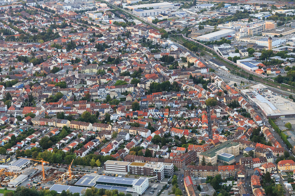 Luftbild: Schwingstr im Ortsteil Neckarau in Mannheim im Bundesland Baden-Württemberg in Deutschland. Foto: IMG_102668.jpg vom 24.08.2017 durch Werner Riehm/FLY-FOTO.de