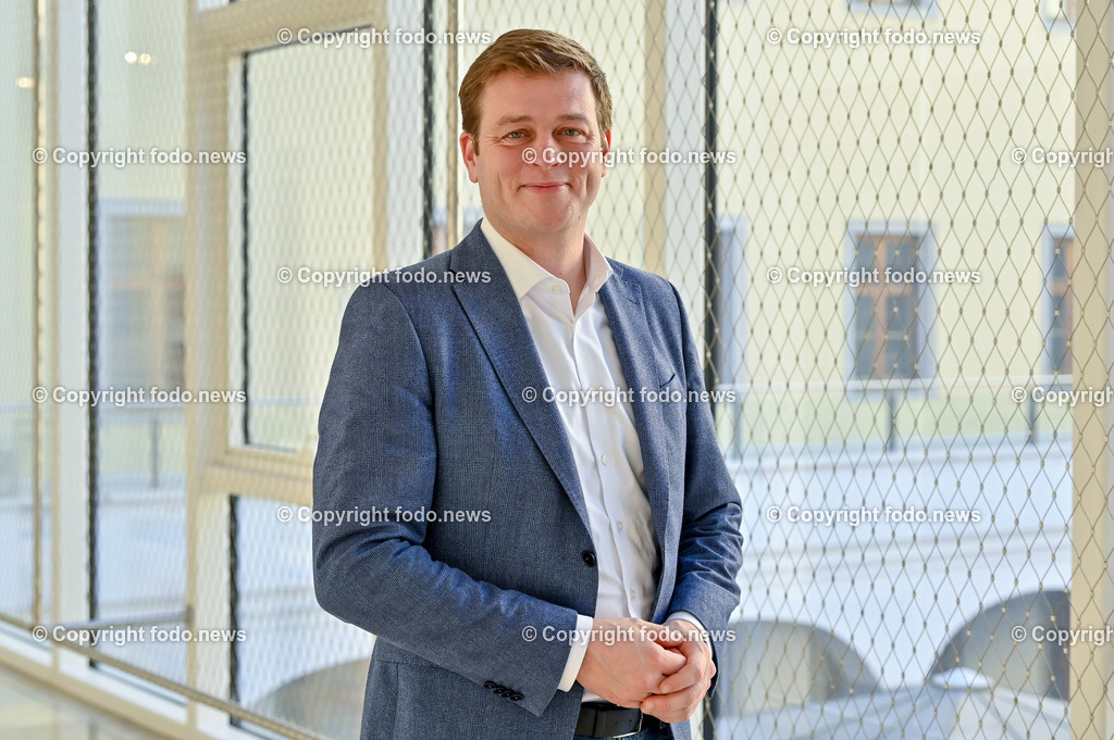 Pressekonferenz Die Grünen OÖ_ Energieoffensive für OÖ 2023_ 16.01.2023-26 | 16.01.2023, Presseclub Linz, AUT, Pressekonferenz Die Gruenen Ooe, Schwarz-Blau rutscht mit gewohnter Klimaschutz-Blockade ins neue Jahr - Gruene widmen 2023 der umfassenden Energieoffensive für Oberoesterreich und praesentieren weitere Schwerpunkte im Bild LR Stefan Kaineder (Die Gruenen)