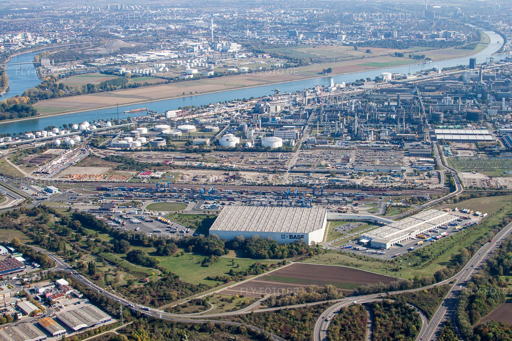 Luftbild: Werksgelände des Chemieproduzenten BASF (Tor 15 im Norden am Güterbahnhof) am Rhein im Ortsteil BASF in Ludwigshafen im Bundesland Rheinland-Pfalz in Deutschland. Foto: IMG_21770.jpg vom 09.10.2009 durch Werner Riehm/FLY-FOTO.de