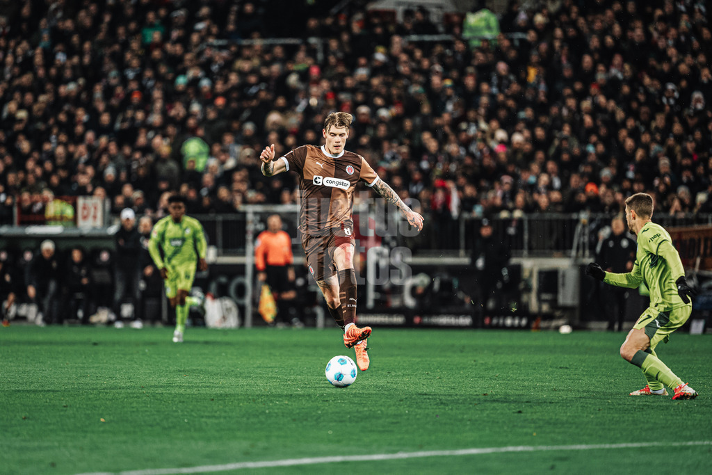 Fußball | Männer | Saison 2024/2025  | Fußball-Bundesliga | 26. Spieltag | FC St. Pauli vs. TSG Hoffenheim | 14.03.2025 | Eric Smith (#8, FC St. Pauli)