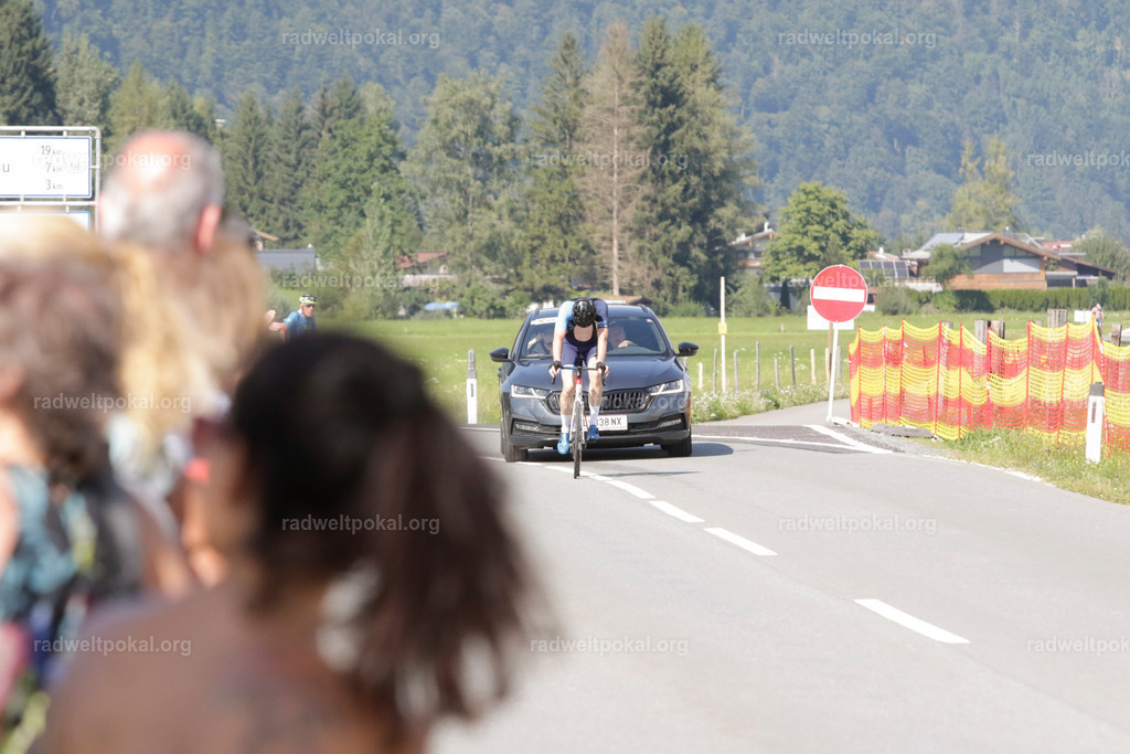 1209_20230817_Bewerb_Maenner_Muehlanger | AUT - OESTERREICH, 2023-08-16: SPORT RENNRAD-FAHREN - 55. INTERNATIONALER RADWELTPOKAL IN ST. JOHANN IN TIROL  - Vintage-Radrennen mit WM-Bronze-Medaillen-Siegerin Christina Schweinberger, den Teilnehmer und Alexander Baumann (vom Orginastions-Team) - TAG 2 BEWERB MAENNER IN SECHS GRUPPEN  ; Foto: Roland Muehlanger