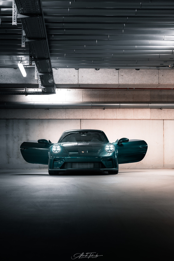 911 GT3 Touring Arlogrünmetallic | Entdecken Sie die faszinierende Welt von Alexander Tschuncky Arts: Kreative Fotografie, atemberaubende Automobilkunst und hochwertiger Bilderdruck. Lassen Sie sich inspirieren! - Realisiert mit Pictrs.com