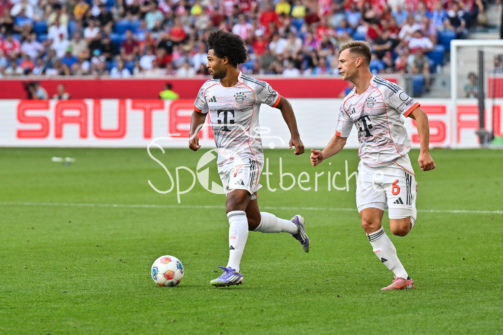 TSG 1899 Hoffenheim - FC Bayern München | am Ball Serge GNABRY (FC Bayern Muenchen 7) / Joshua KIMMICH (FC Bayern Muenchen 6), Bundesliga: TSG 1899 Hoffenheim - FC Bayern München; PreZero-Arena am 20.09.2025 / DFL REGULATIONS PROHIBIT ANY USE OF PHOTOGRAPHS AS IMAGE SEQUENCES AND/OR QUASI-VIDEO