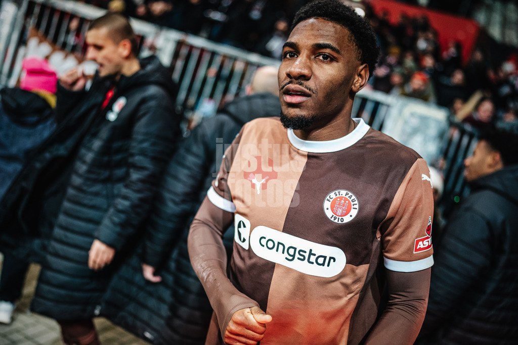 Fußball | Männer | Saison 2024/2025  | Fußball-Bundesliga | 12. Spieltag | FC St. Pauli vs. Holstein Kiel | 29.11.2024 | Oladapo Afolayan (#17, FC St. Pauli)