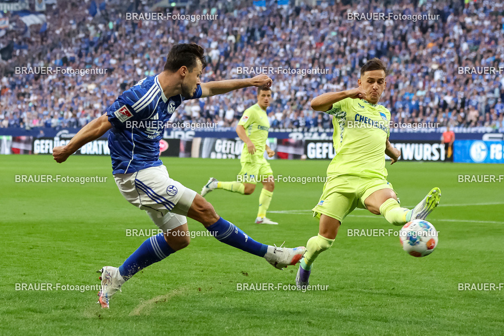 1_S04BER_20250801_1195.JPG -  - FC Schalke 04 - Hertha BSC Berlin - 2. Bundesliga | Gelsenkirchen, Deutschland, 01.08.25: Adrian Gantenbein (FC Schalke 04) und Michal Karbownik (Hertha BSC Berlin) im Kampf um den Ball waehrend des Spiels der 2. Bundesliga zwischen FC Schalke 04 - Hertha BSC Berlin in der Veltins-Arena am 01. August 2025 in Gelsenkirchen, Deutschland. (Foto von Stefan Brauer/Brauer-Fotoagentur)DFB/DFL REGULATIONS PROHIBIT ANY USE OF PHOTOGRAPHS AS IMAGE SEQUENCES AND/OR QUASI-VIDEO.