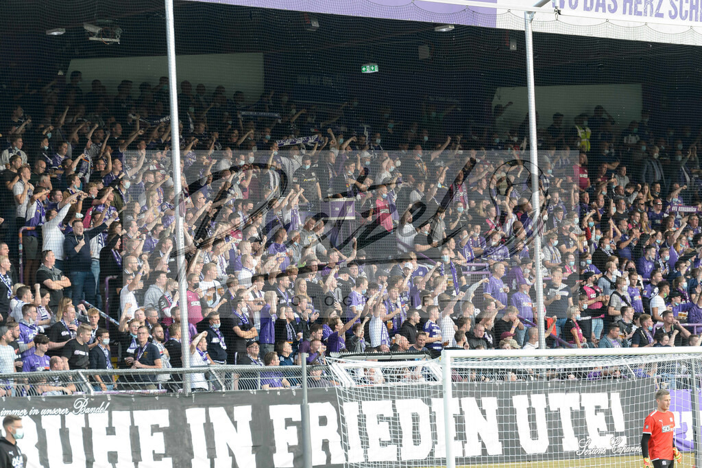 OSNVKO2021090620210906_251 | Fussball, Herren: . Fans vom VfL Osnabrueck beim Spiel der 3. Liga zwischen VfL Osnabrueck und FC Viktoria Koeln im Stadion an der Bremer Bruecke am 06.09.2021 in Osnabrueck, Deutschland.DFB / DFL REGULATIONS PROHIBIT ANY USE OF PHOTOGRAPHS AS IMAGE SEQUENCES AND/OR QUASI-VIDEO. - Realisiert mit Pictrs.com