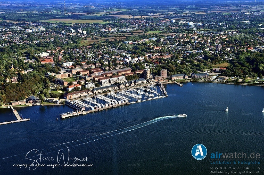 Luftbild Flensburger Foerde, Sonwik, Foerdepromenade | Die Fördepromenade in Flensburg, im Stadtteil Sonwik, ist eine beliebte Straße am Ufer der Flensburger Förde, die sich direkt gegenüber der Flensburger Schiffbau-Gesellschaft mbH & Co. KG (FSG mbH) befindet und von der Fördepromenade aus bestaunt werden kann.