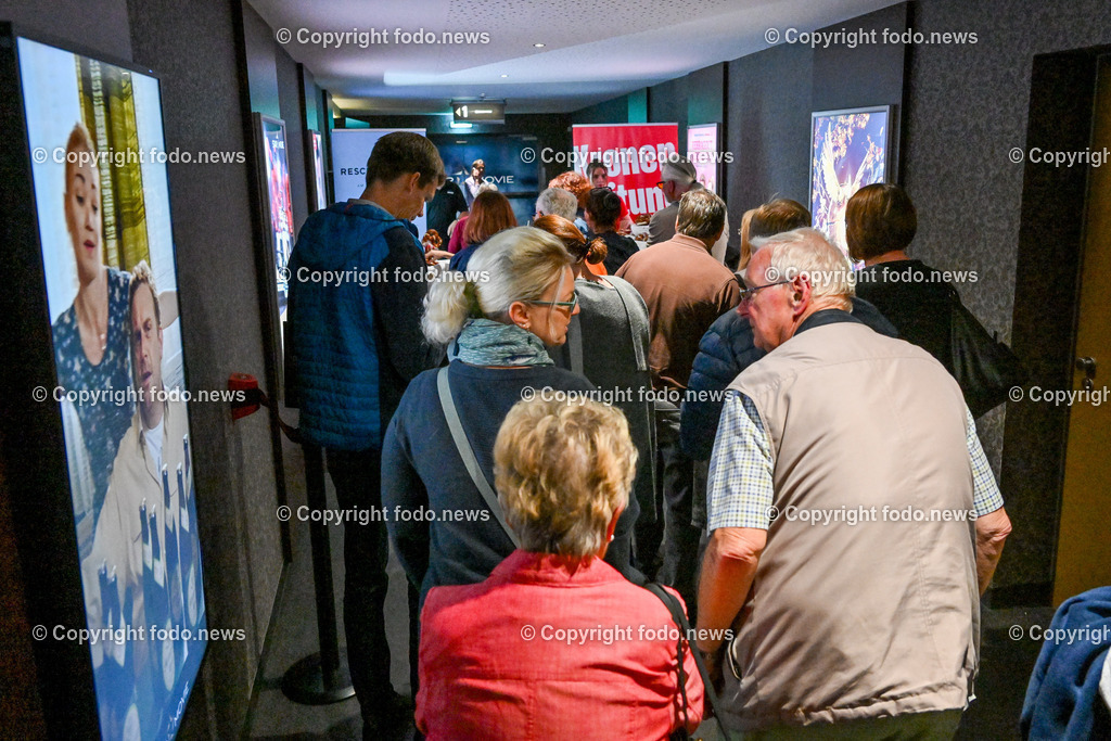 Wels_ Star Movie_ Rehragoutrendezvous_ 09.08.2023-16 | 09.08.2023, Wels, AUT, Star Movie, Kino, Rehragoutrendezvous, Kinopremiere, im Bild Kinobesucher stroemen in den Saal mit Brezen und Bier