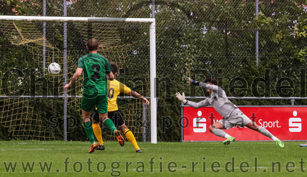 2023-08-06_031_SC_Kirchasch_gegen_SV_Eichenried | Bockhorn, Deutschland, 06.08.2023:
Fußball, Kreisliga 2023 / 2024, 2. Spieltag, SC Kirchasch gegen SV Eichenried, Endergebnis: 3:1

Tor zum 1:0 durch Sebastian Maier (SC Kirchasch, #10)
Daniel Wiskitenski (SV Eichenried, #2), Sebastian Maier (SC Kirchasch, #10), Torwart Taygun Yildiz  (SV Eichenried, #29)

Foto: Christian Riedel / fotografie-riedel.net