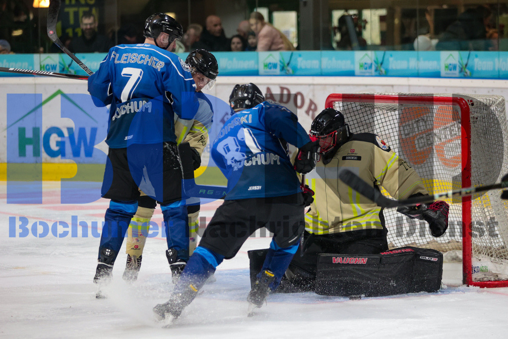 Benefiz-Eishockeyspiel der Polizei Bochum gegen die feuerwehr Duisburg {date} -  | {headline}



(Foto: Sebastian Sendlak / BOND)

 - Realisiert mit Pictrs.com