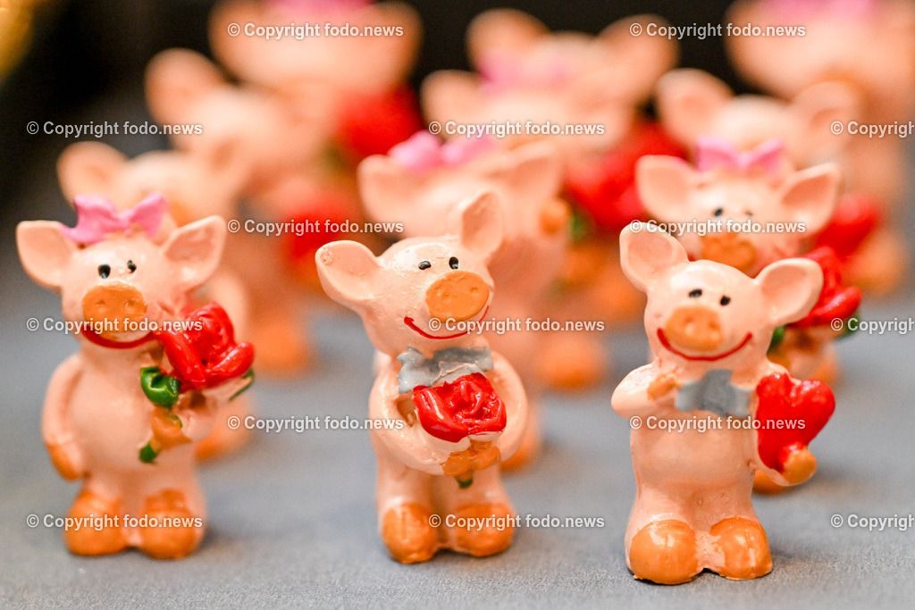 Gluecksbringer_ 27.12.2023-8 | 27.12.2023, Linz, AUT, Linz, im Bild Gluecksbringer, Glücksbringer, Gluecksymbole, Glücksymbole, Neujahr, Schwein, Rauchfangkehrer, Silvester, Jahreswechsel, Deko, Dekoration, Festlichkeit, Glückwunsch, Jahresbeginn, Party, Glück, Tradition, Figur