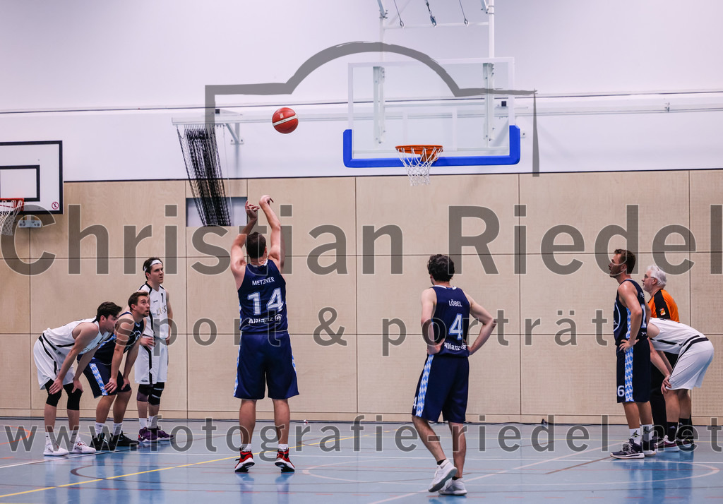 2022-04-03_071_TSV_Vaterstetten_gegen_SV_Weissblau-Allianz_Muenchen | Vaterstetten, Deutschland, 03.04.2022:
Basketball, Bezirksoberliga Herren 2021 / 2022, 14. Spieltag, TSV Vaterstetten gegen SV Weißblau-Allianz München, Endergebnis: 86:54

Christian Metzner (SV Weißblau-Allianz München, #14), Rico Loebel (SV Weißblau-Allianz München, #4), Rene Pferner (SV Weißblau-Allianz München, #26)

Foto: Christian Riedel / fotografie-riedel.net