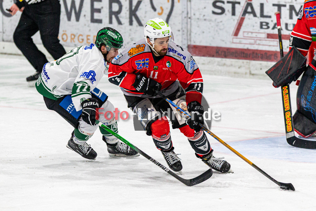 TSV Peißenberg Miners vs TSV Erding Gladiators | Eishockey Bayernliga 2023/2024, TSV Peißenberg Miners vs TSV Erding Gladiators, 20240107,
Kampf um den Puck Florian SIMON (Miners 11) und Philipp MICHL (Gladiators 77),
2024-01-07 in Peißenberg (Eisstadion)
11 Florian SIMON (Miners 11), 77 Philipp MICHL (Gladiators 77)
Copyright: WolfgangxLindner foto-lindner.de